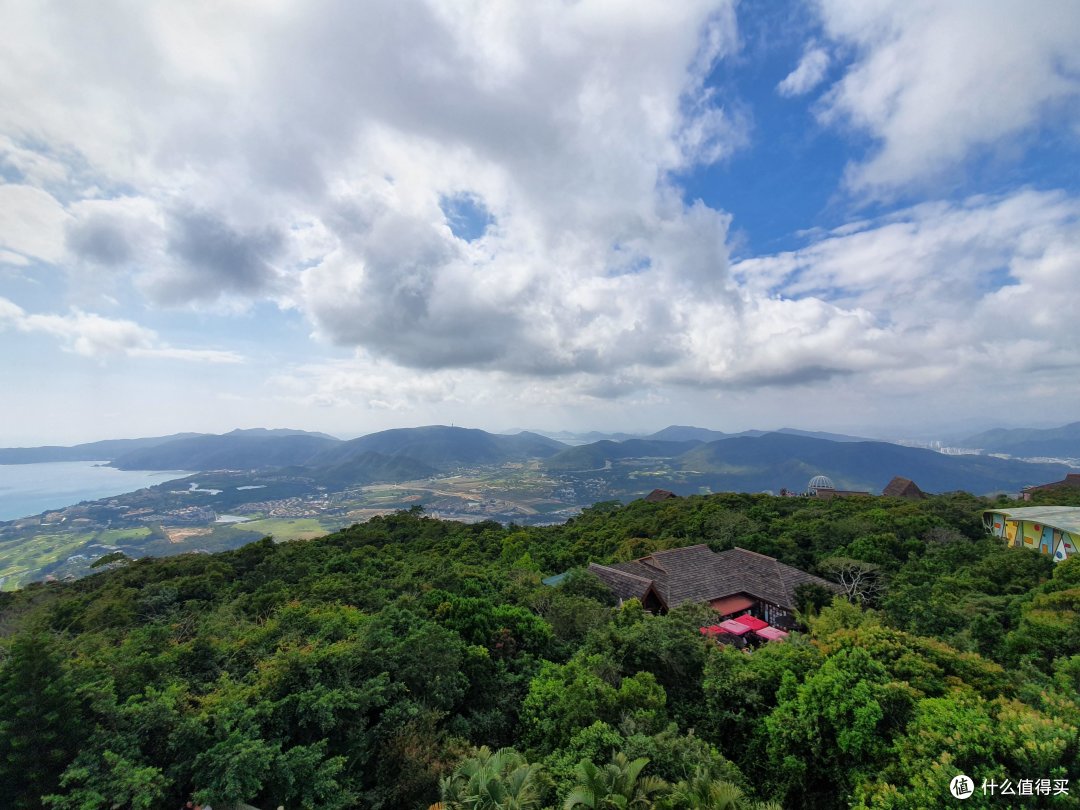 山顶远眺亚龙湾
