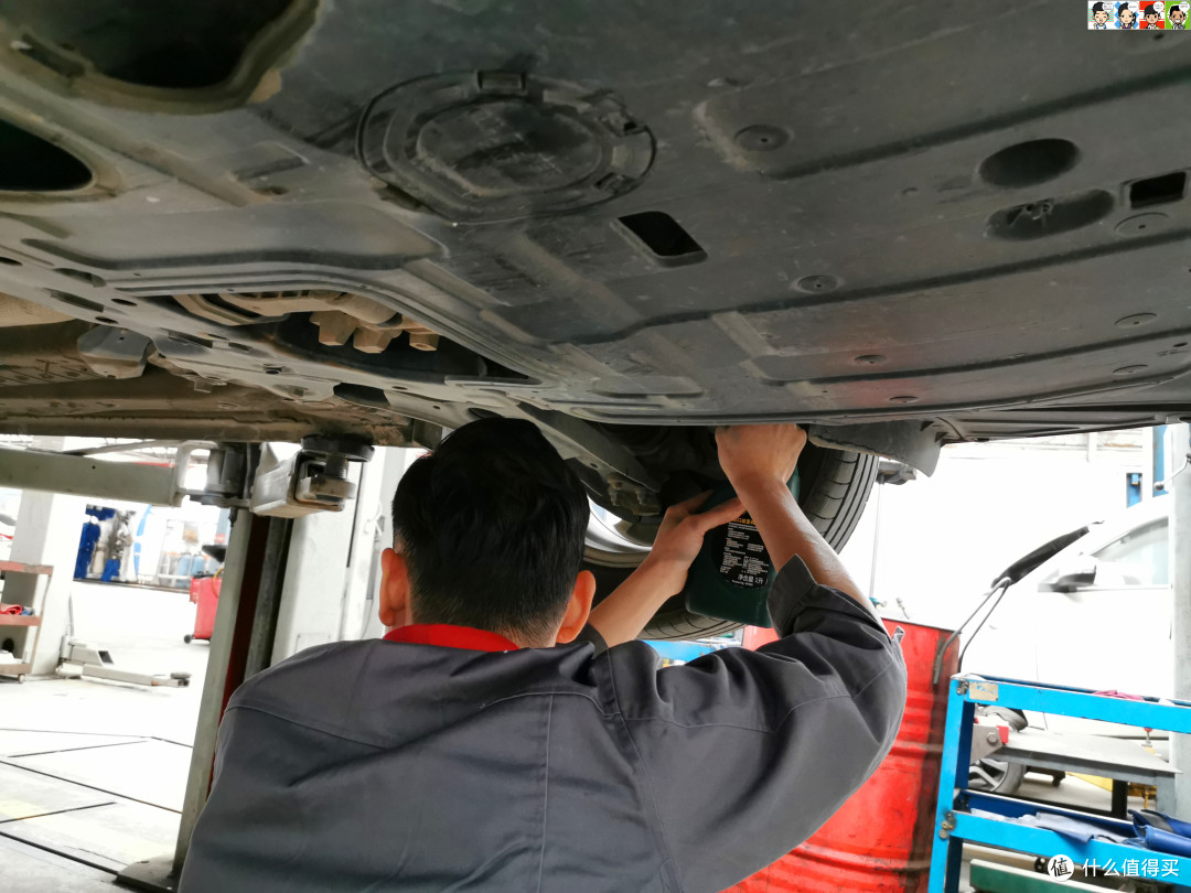 让上面的师傅反复踩刹车，使得管道里旧的刹车油流入塑料收集瓶里。