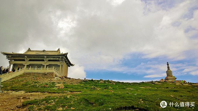 北臺葉鬥峰,海拔3058米,為華北最高峰,有華北屋脊之稱,有寺名曰靈應