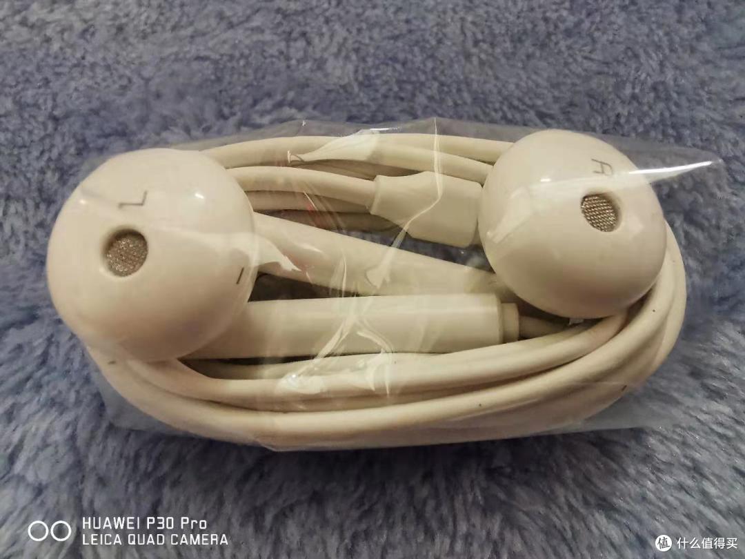 从造型上看，耳机还是比较舒适的，对于我，只要不是入耳式，都可以。。。不过应该没有半入耳式效果好。