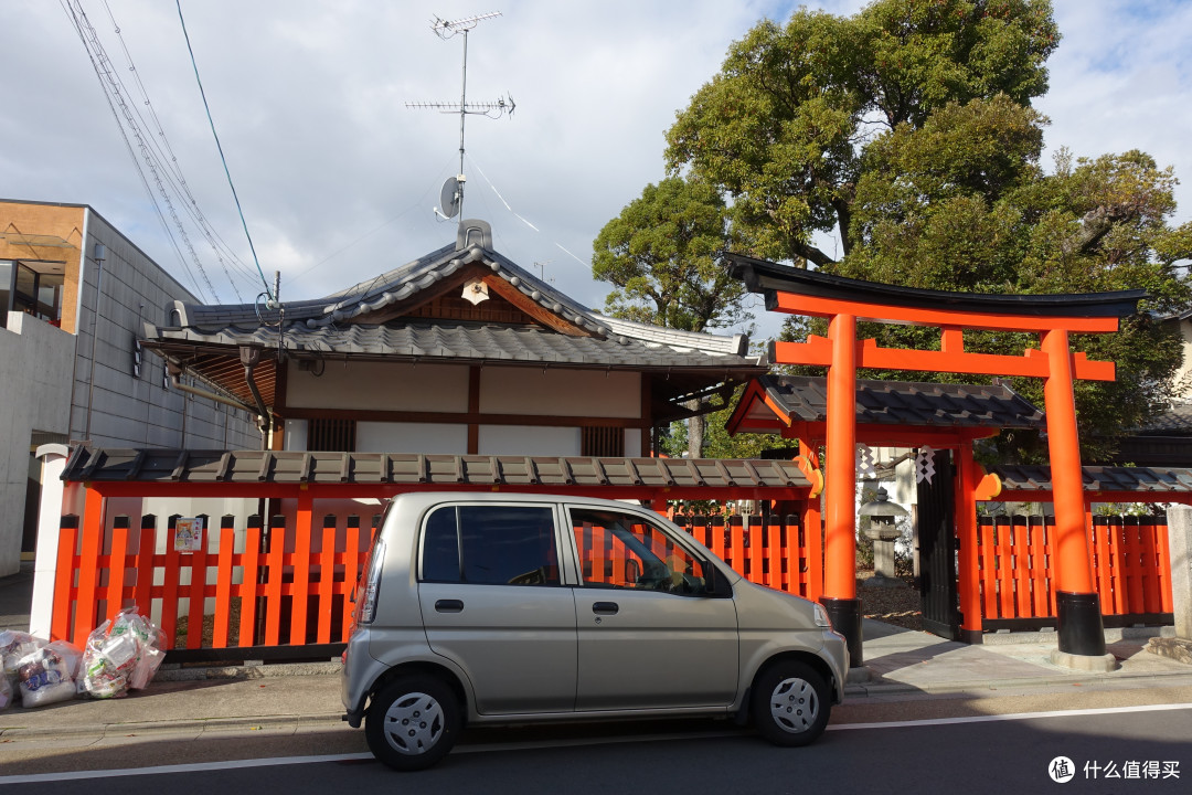 日本路上这种类型的小车最多,四四方方的,占地小但是容量不小