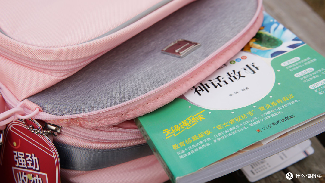 给小朋友们“减负”？不如换成能减压的FILA斐乐儿童护脊书包实在！