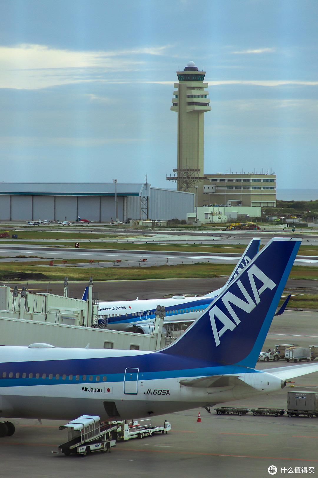 那霸机场塔台和两架全日空