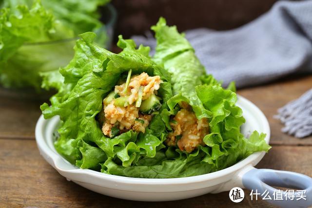 东北特色美食，饭菜拌一拌，菜叶子卷一卷，网友：这是人吃的吗？