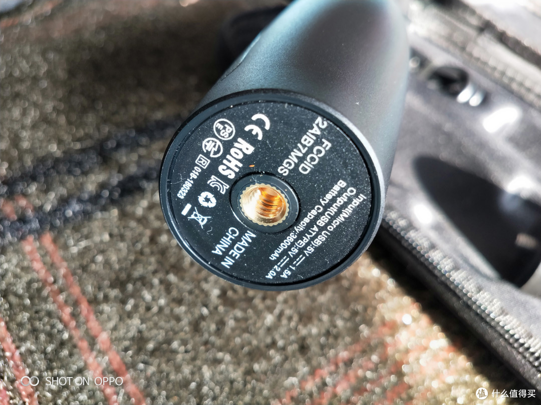 充电接口为micro usb，还自带一个USB A接口，据说可以给手机充电，我没试过