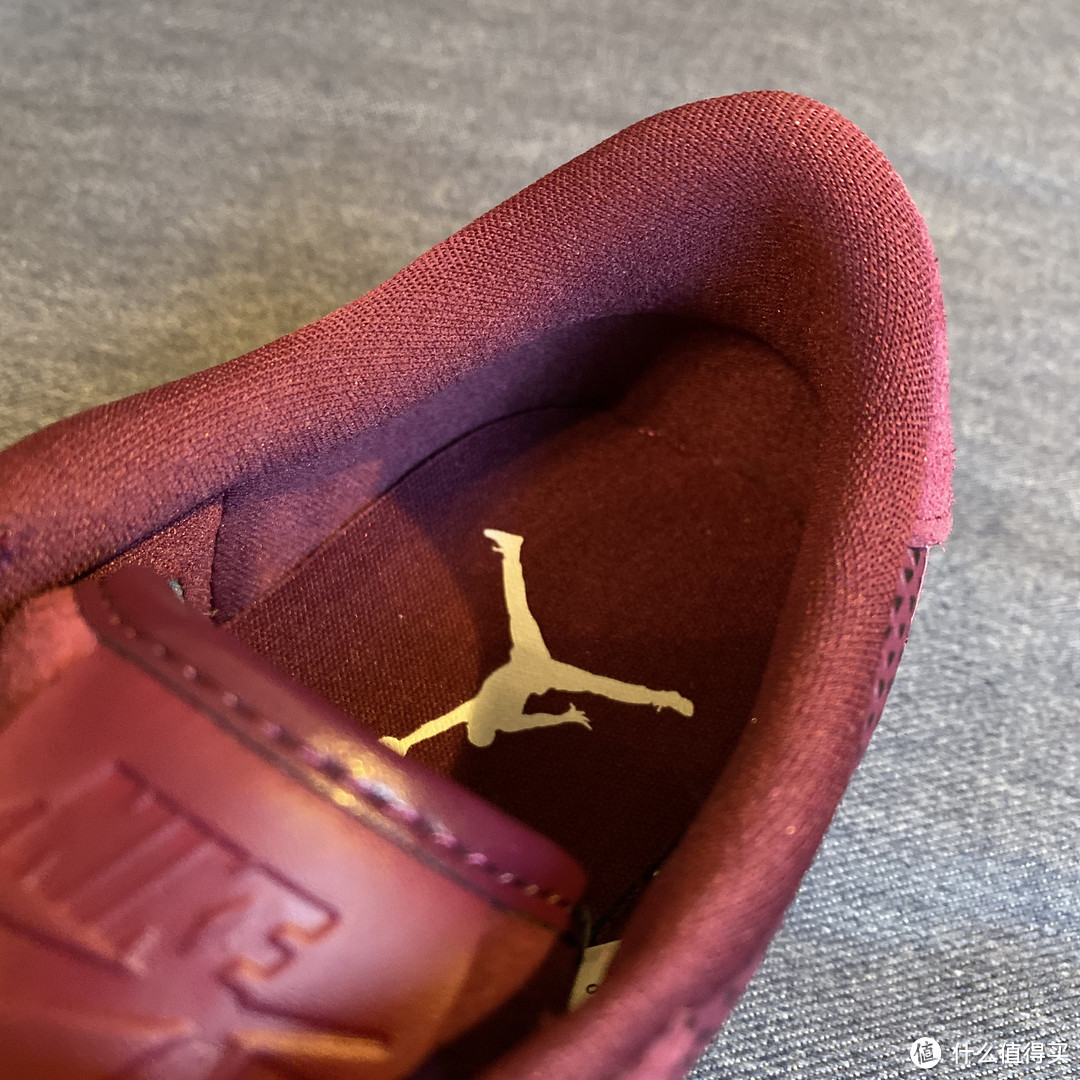 经典的AIR JORDAN 1 RETRO复刻运动鞋