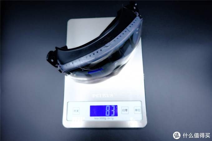 护目镜整体重83克，相比很多滑雪镜要轻很多