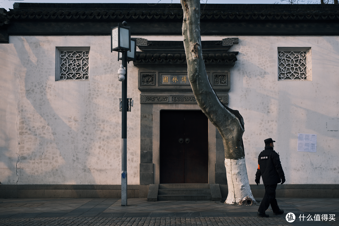 在东北街巡逻的安保人员，路过园林博物馆门前