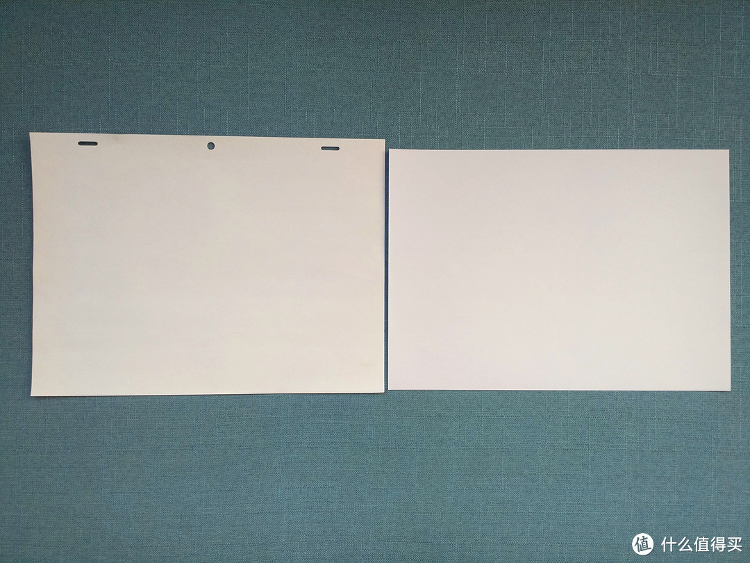 左边是动画专用纸，右边是普通的A4纸，二者的主要区别就是动画纸上面有专门的定位孔