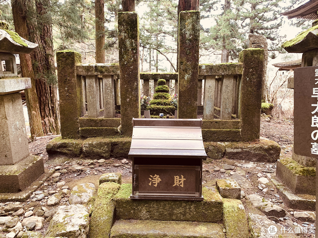 墓塚是一个长满了青苔的五层石馒头