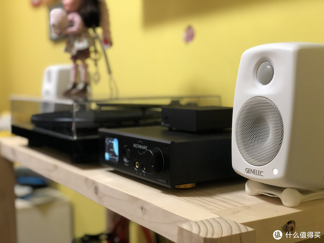 上排的真力G1，Pro-ject Debut Carbon黑胶转盘和Phonobox S2唱放，香榭丽舍一体机