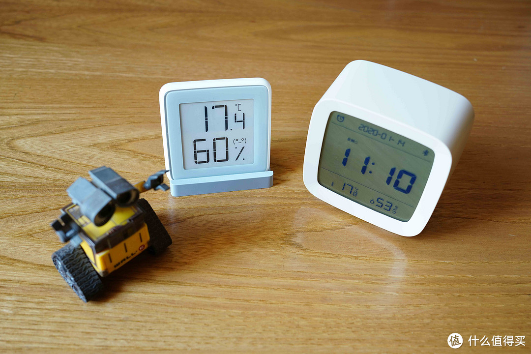该闹钟的另外功能就是温湿度显示，把客厅里米家的墨水屏温湿度计放在一起发现，误差不小