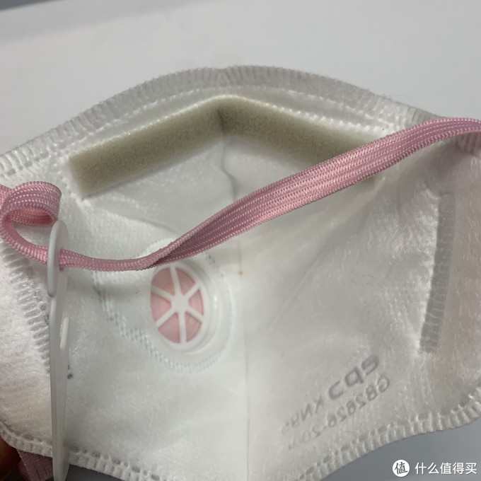 本体背面，忽略小灰尘，那是公主使用过的，新拆封没有的，可以看清楚呼吸阀的构造，还是很工整