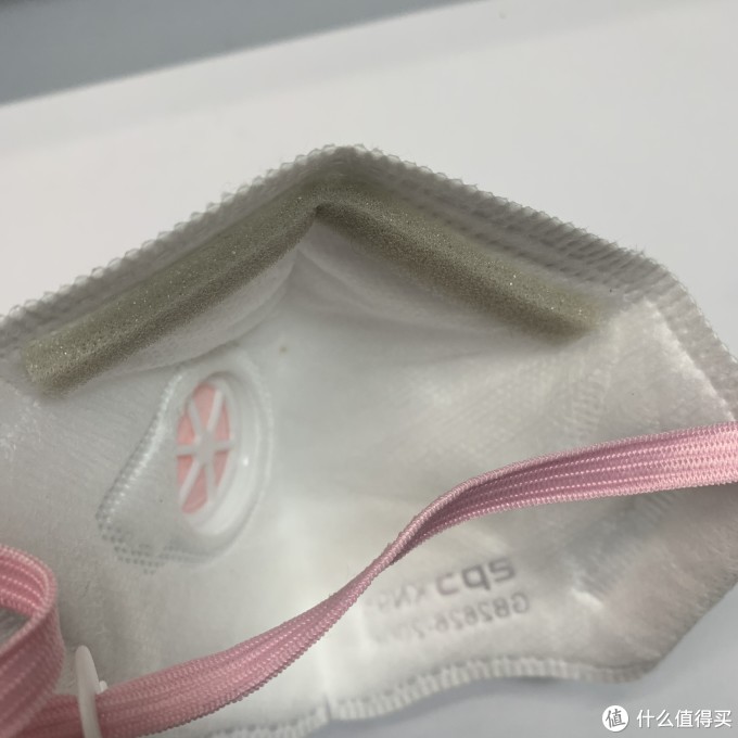 鼻梁处的海绵，挺厚实，主动忽略灰尘哈