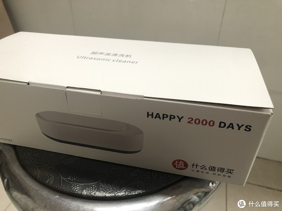 包装盒也有大妈的logo，还特地注明Happy 2000 days，真是有心了