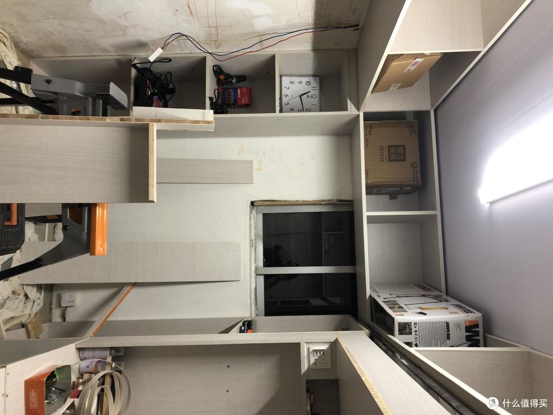 柜体基本都做的差不多了 站立的工具是worx的木板固定夹这个蛮好用的搞活动 349买的- -用完500卖掉 = =白嫖有赚