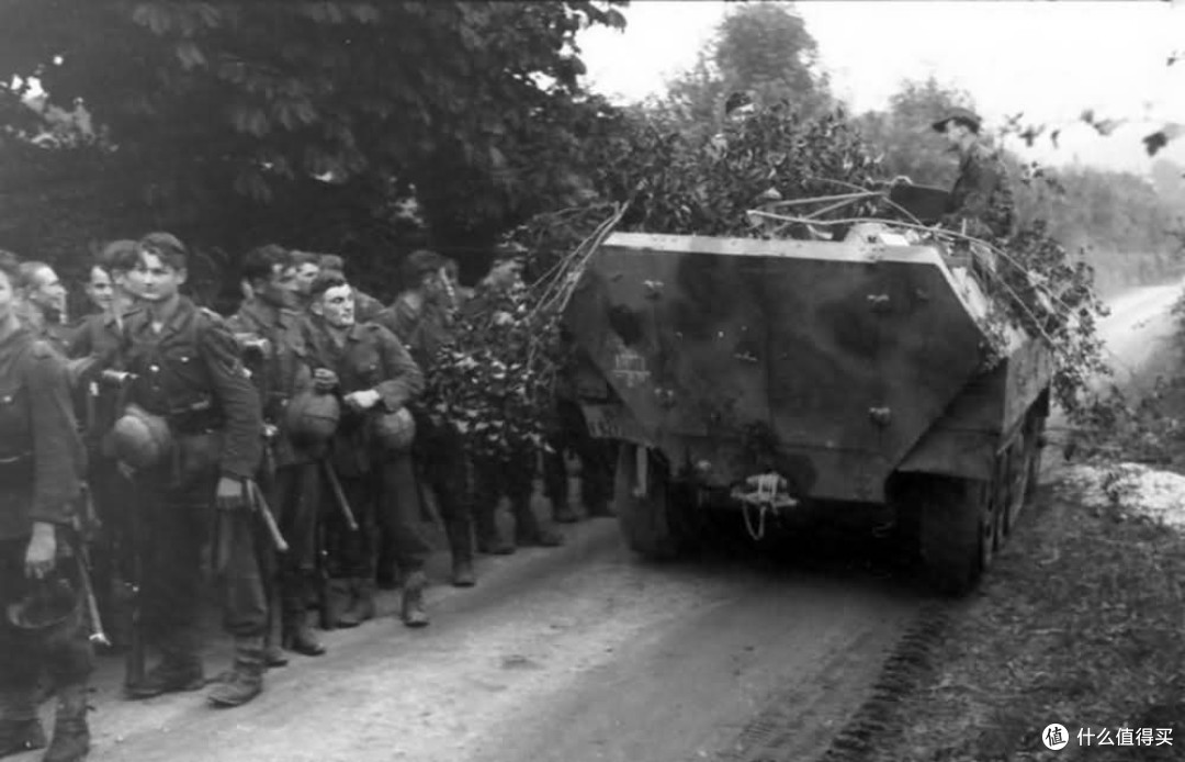 行军的士兵与Sd.kfz.251装甲车，1944年，法国