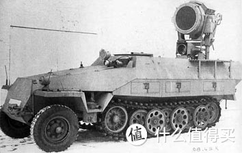 工厂内的改装完毕的Sd.kfz. 251/20型“猫头鹰”红外辅助投光车