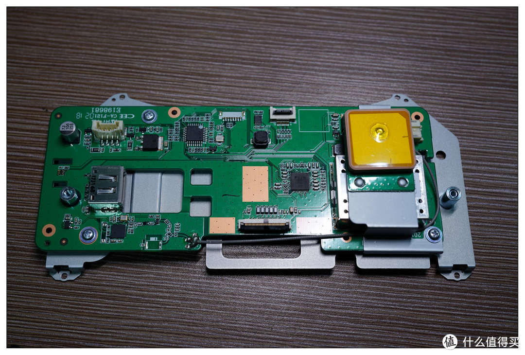 后视镜电路板，上面有gps，不知为何，二代和三代要单独弄一根线外接gps，是不是那样接收效果好？