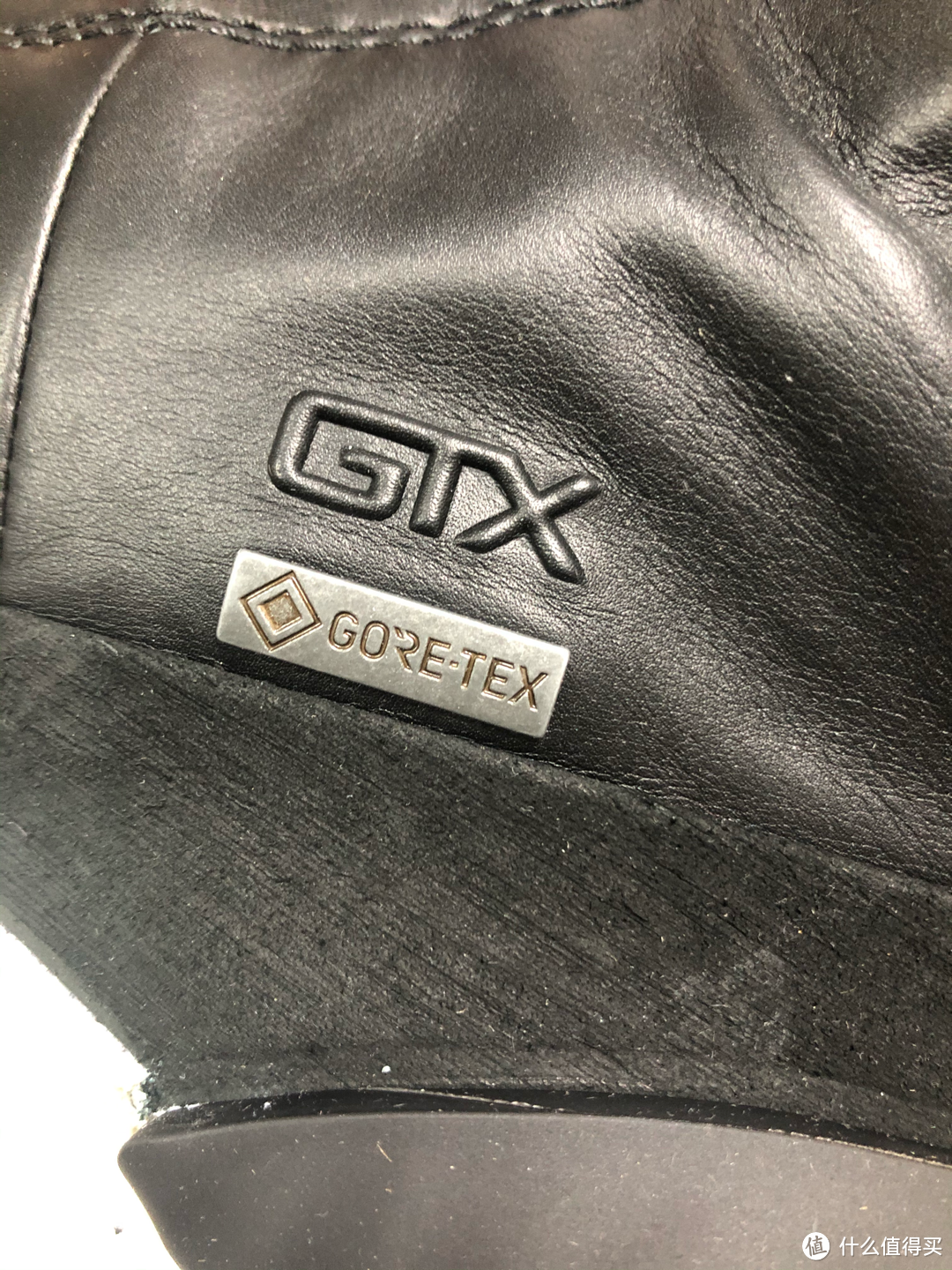 GTX，感觉钢标有点多此一举，破坏鞋面。