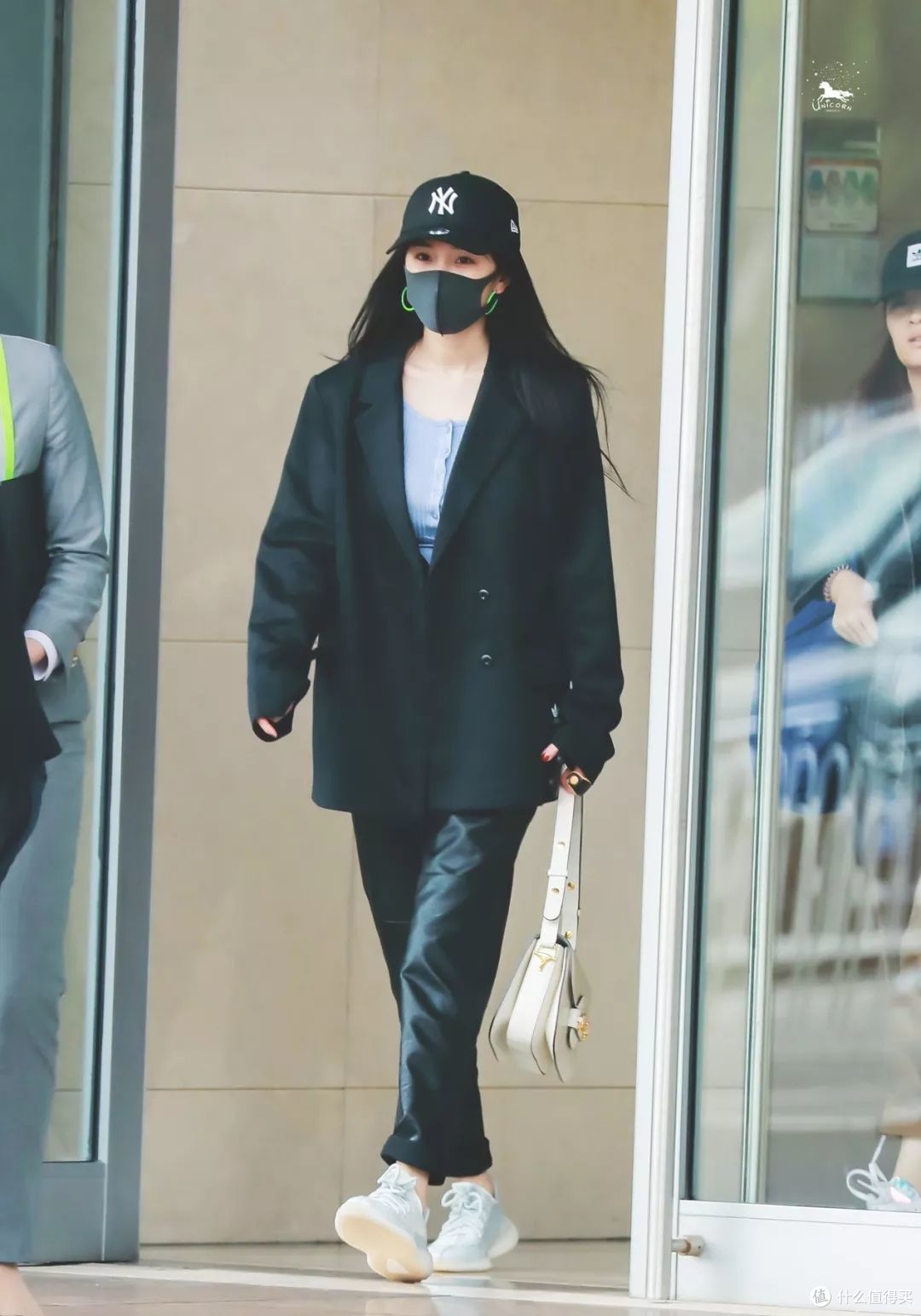女生如何穿出「帅气感」?学会这2招,基础款也能帅气又高级!