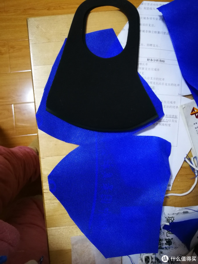 剪的材料要比海绵口罩大,因为海绵口罩有弹性,这是血的教训。