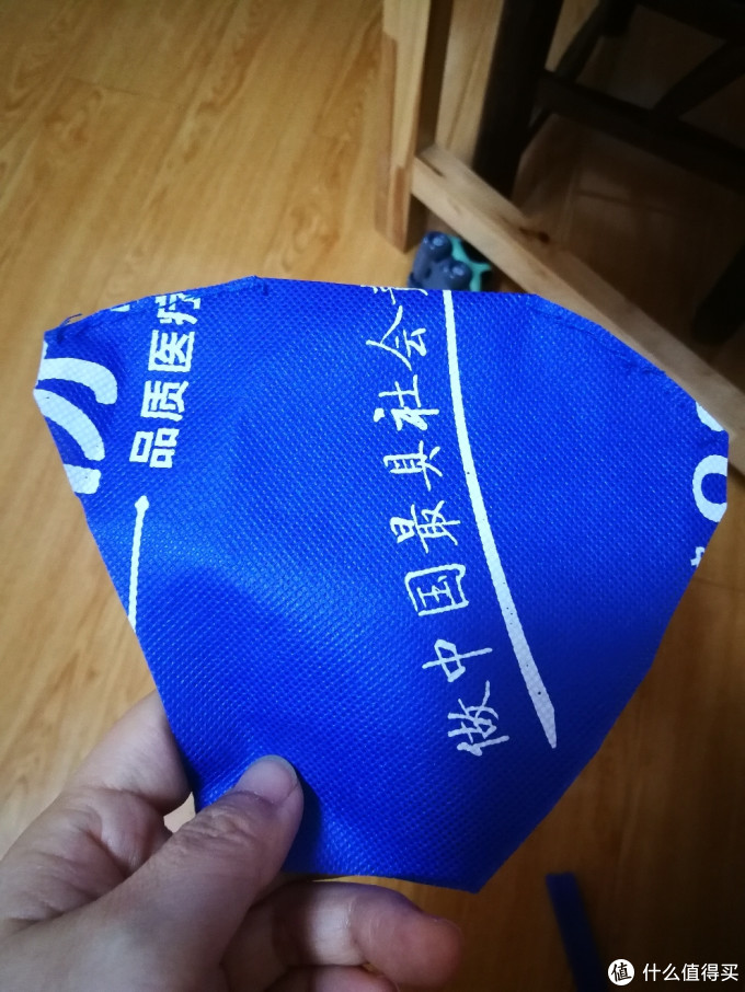 缝合剪开的地方,让口罩立体起来