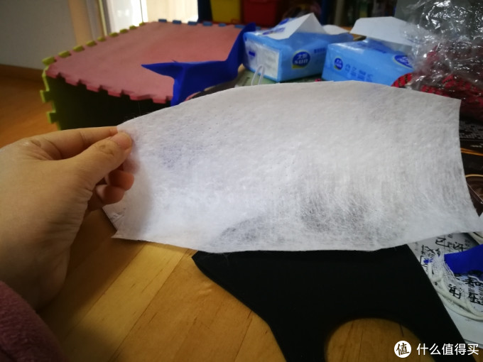 将3m空调过滤网剪成口罩大小，99元买了3米，大概能做成20个滤芯。不需要每次都更换滤芯，除非去高危地方。