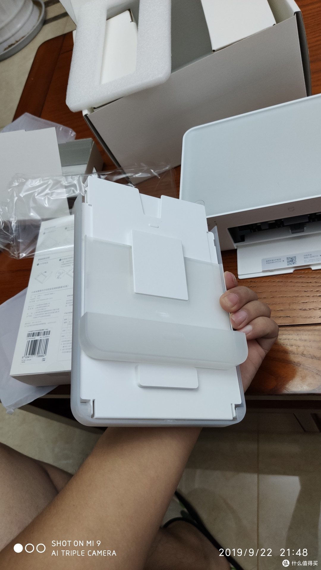 纸盒盖子翻到背后可以当支架用
