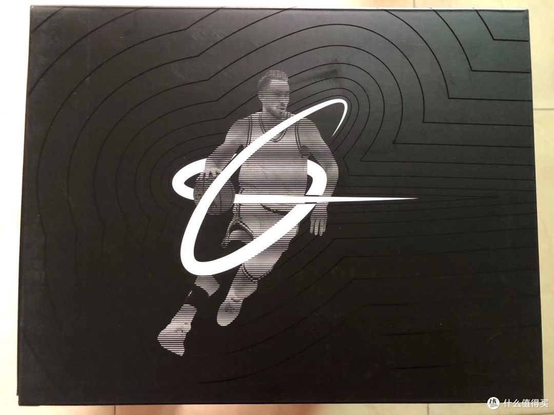 ▼▼拆开包装,看到的是一个黑色鞋盒,上面有海沃德的照片以及他的logo