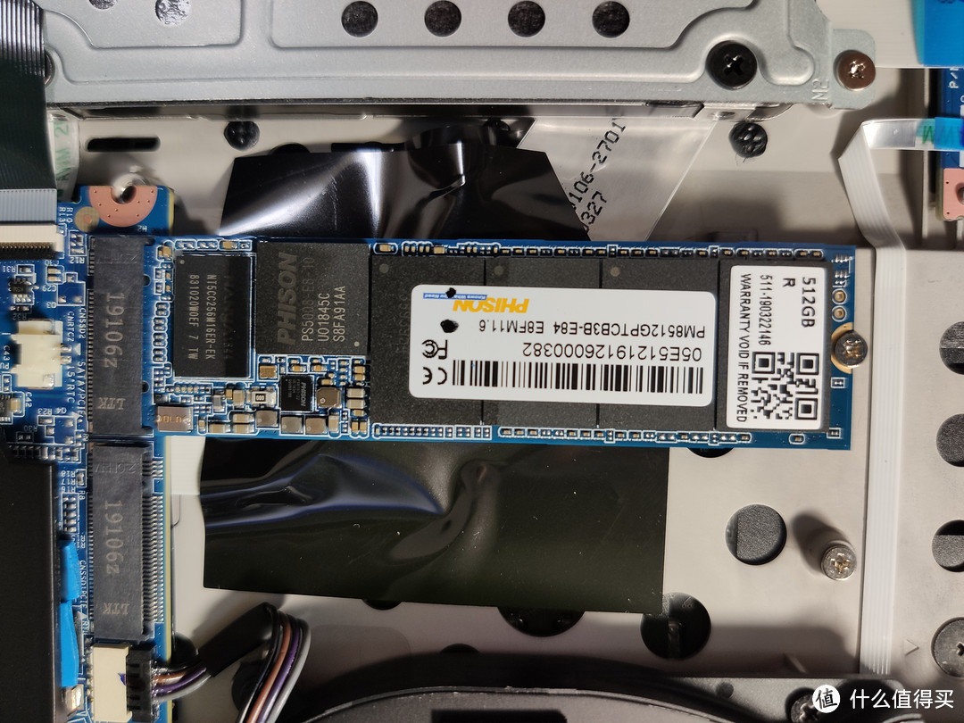 ↑到了X9Ti-R，虽然容量变成了512GB，但换成了群联的OEM盘，而且是PCI-E3.0x2的