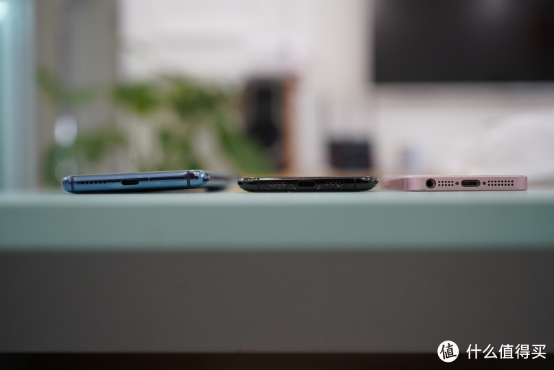 最近使用的三台手机小米10，小米6，苹果se.厚度对比。