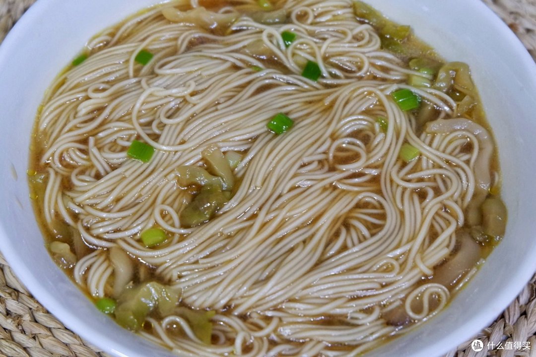 5分钟搞定！榨菜葱花汤面~巨香好吃到舔碗