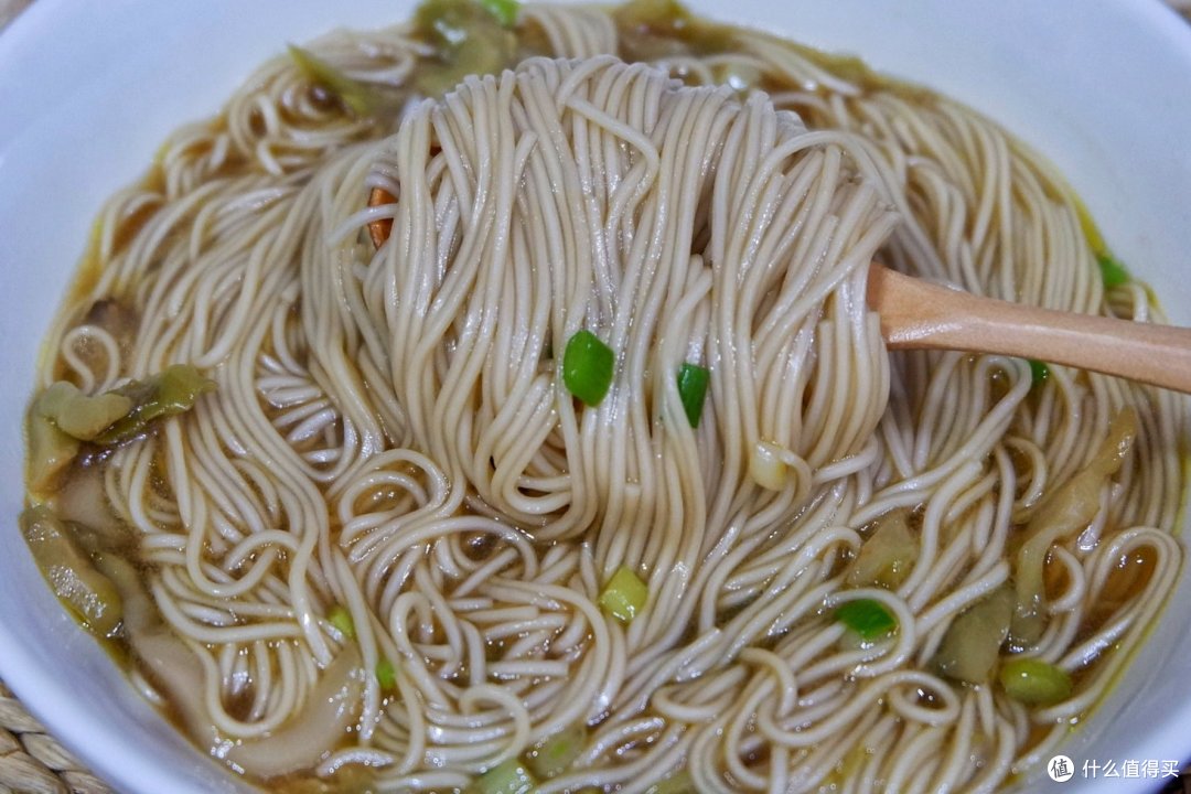 5分钟搞定！榨菜葱花汤面~巨香好吃到舔碗