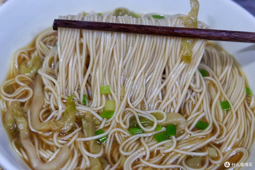 5分钟搞定！榨菜葱花汤面~巨香好吃到舔碗