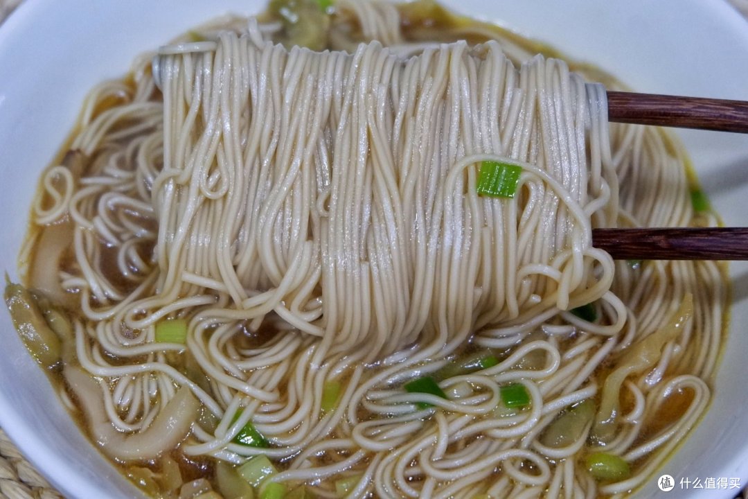 5分钟搞定！榨菜葱花汤面~巨香好吃到舔碗