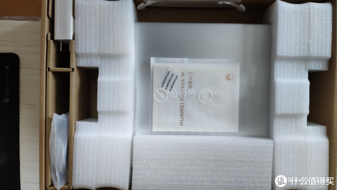 打开笔记本的内箱，泡棉卡位准确，保护得很好