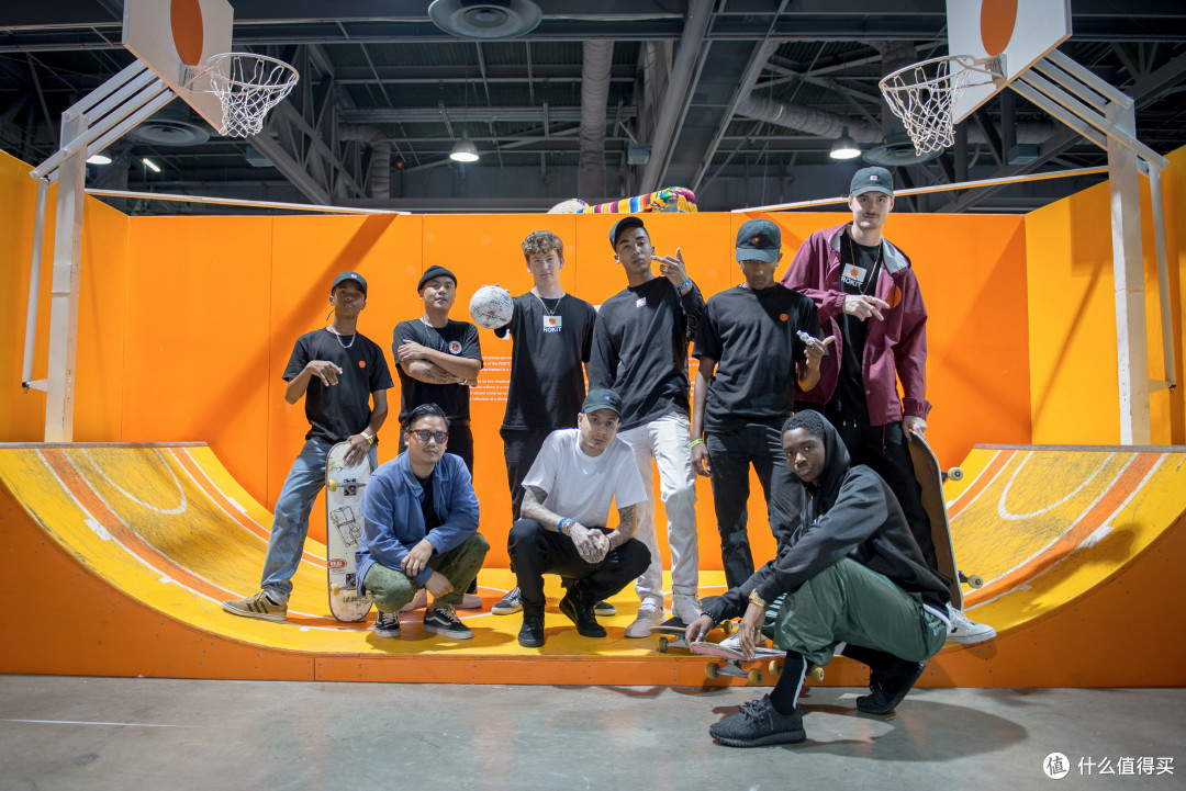 照片来自HYPEBEAST，ROKIT品牌，融合滑板和街球文化，白Tee下蹲者为创始人Nico Guardalabene、蓝衫为设计师Bam Barcena