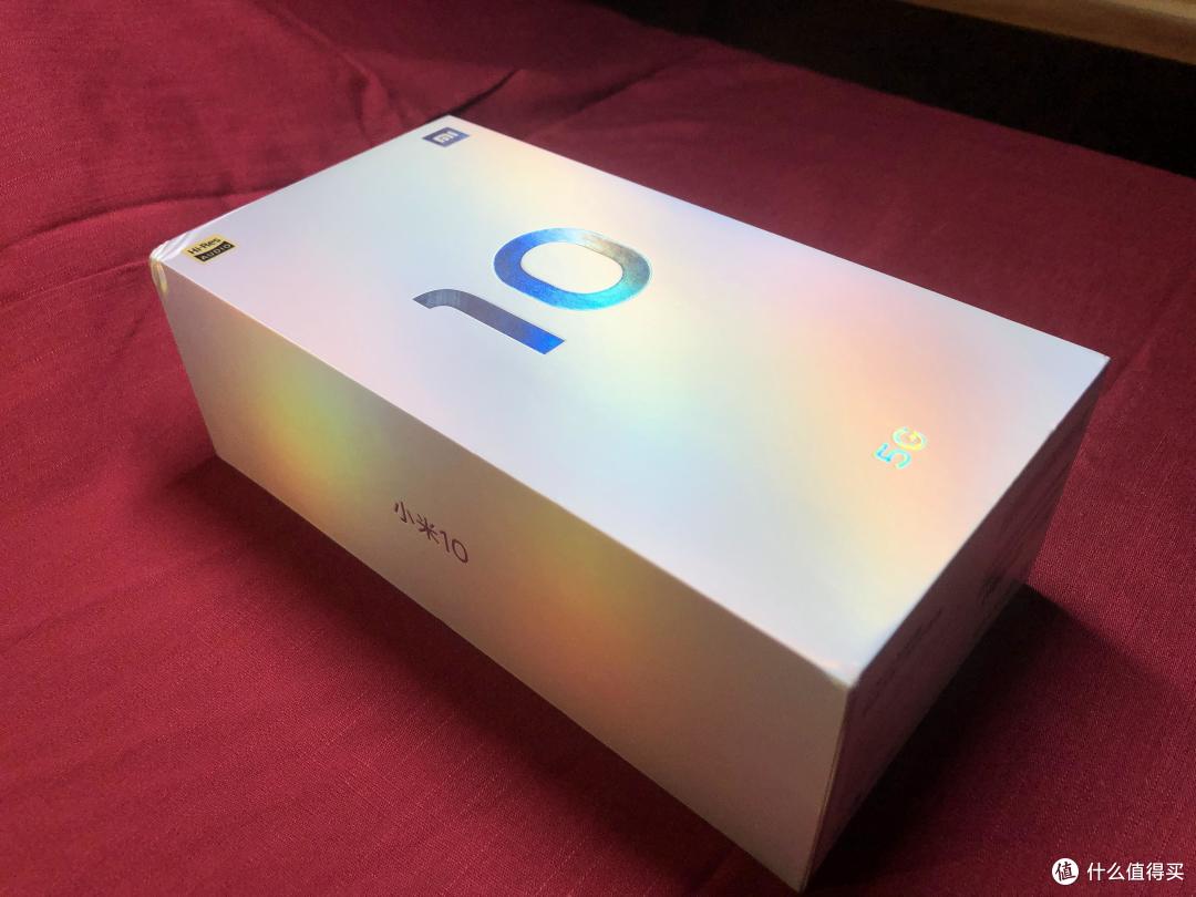 小米10外包装盒采用银灰色设计,在灯光下从不同的角度看有霓虹的光晕