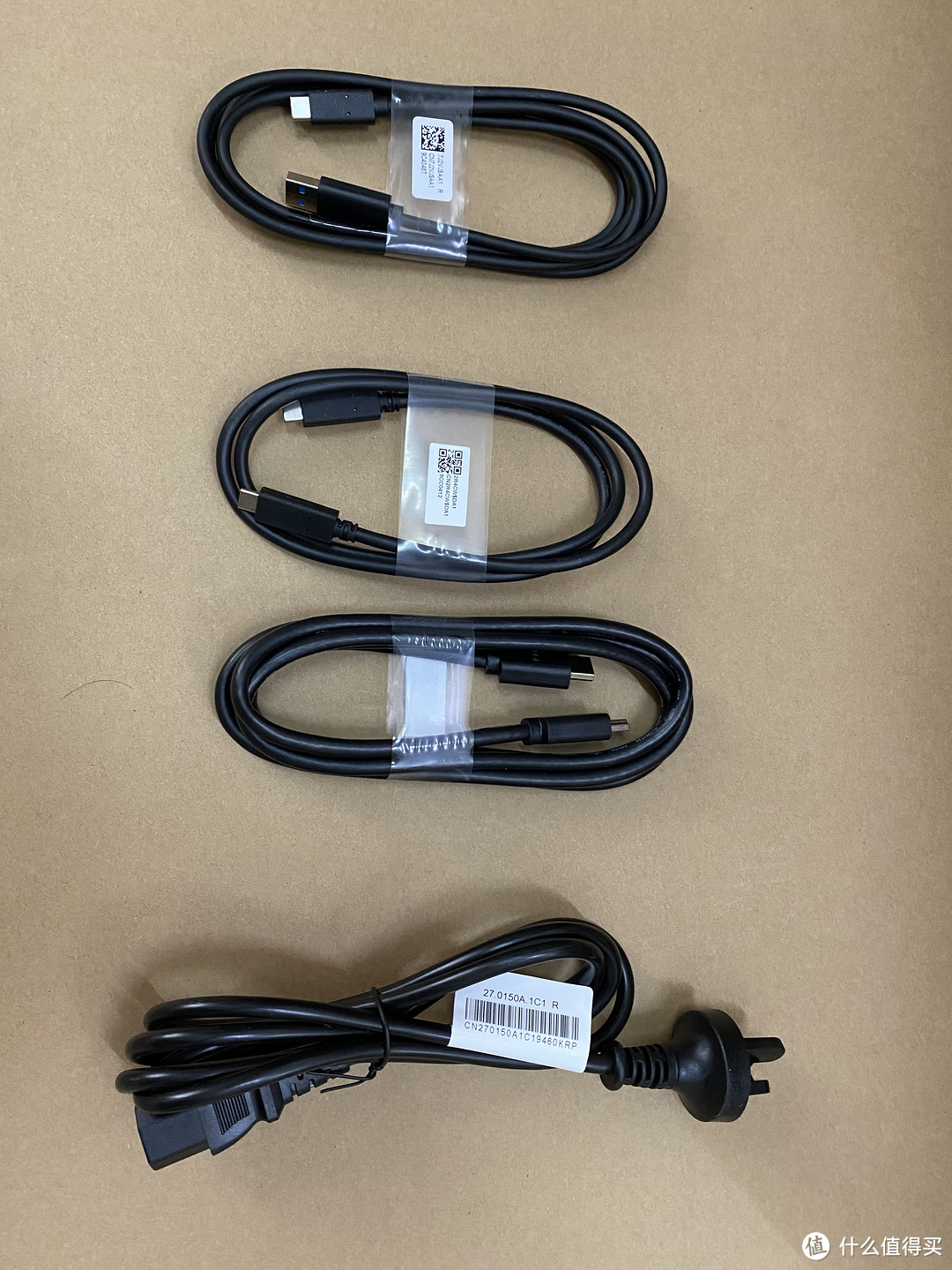 线材，从左到右为：usb-b to usb-c， usb-c-to usb-c，hdmi to hdmi，电源线