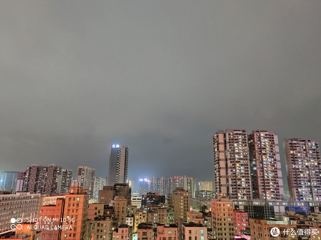 ▲夜景模式-整体感觉不错，放大后发现画面的纯静度不错，真是底大一级压死人，加上OIS光学防抖，1/7秒的拍摄时间画面也不糊，画面中心的锐度也还可以，不过画面边缘的涂抹感就有点强了