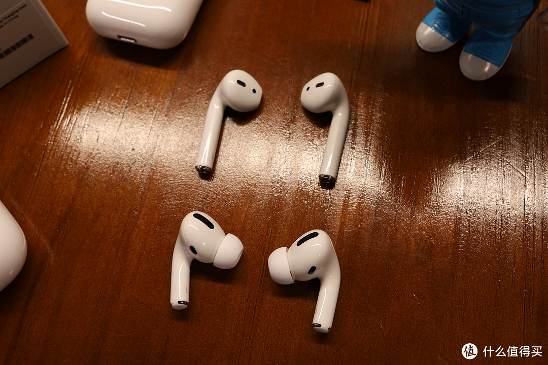 正面照，相比Airpods2，确实臃肿了很多很多。下面的小黑点是光线感应器，检测佩戴的。上面的黑色长条是内向麦克风，降噪用的。