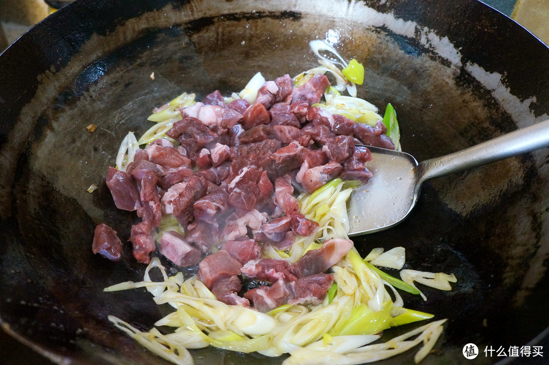 烤羊肉串吃腻了？换种做法，来试试葱爆羊肉+羊肉焖饭吧