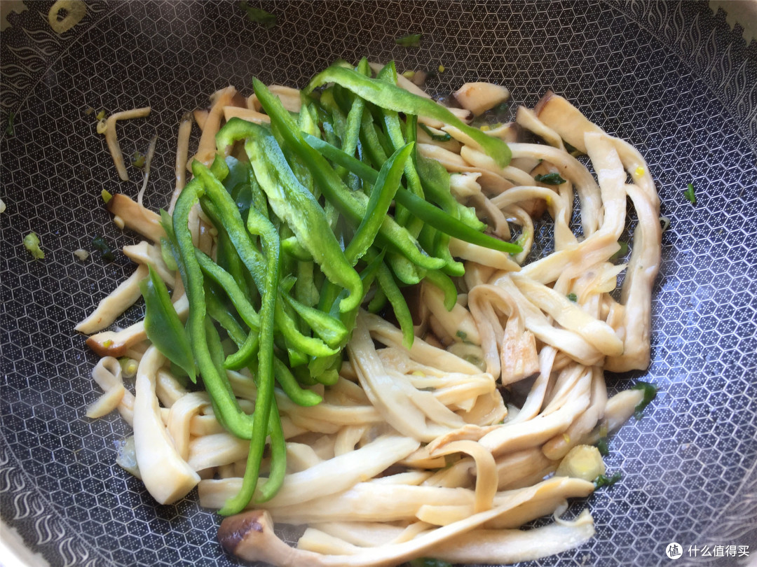这菜不需加肉,却比肉还好吃,儿子两天不吃就馋,促消化营养高