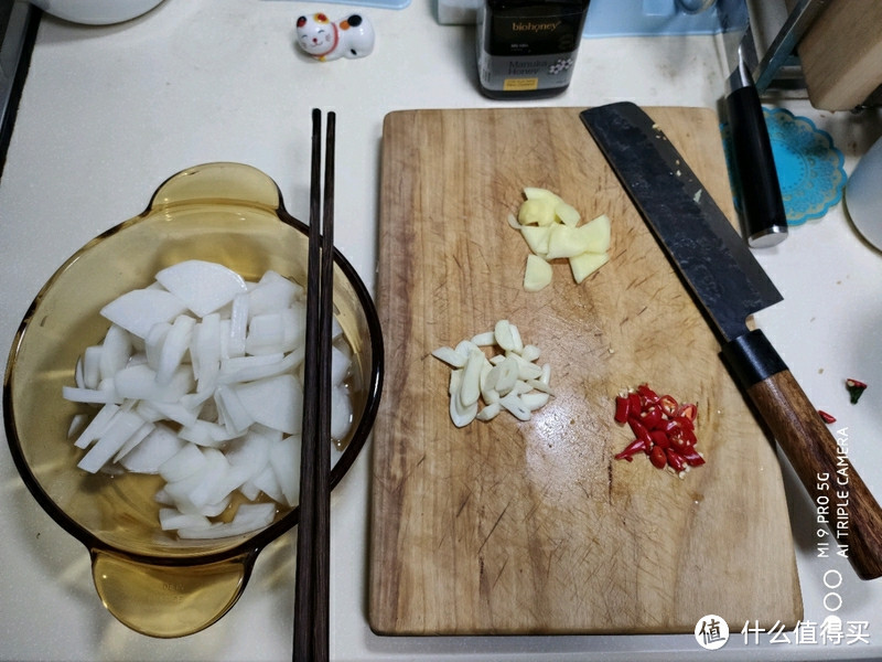 腌萝卜的空暇时间，将葱姜辣椒切片备用，哪个不喜欢可以少放一点或者不放。