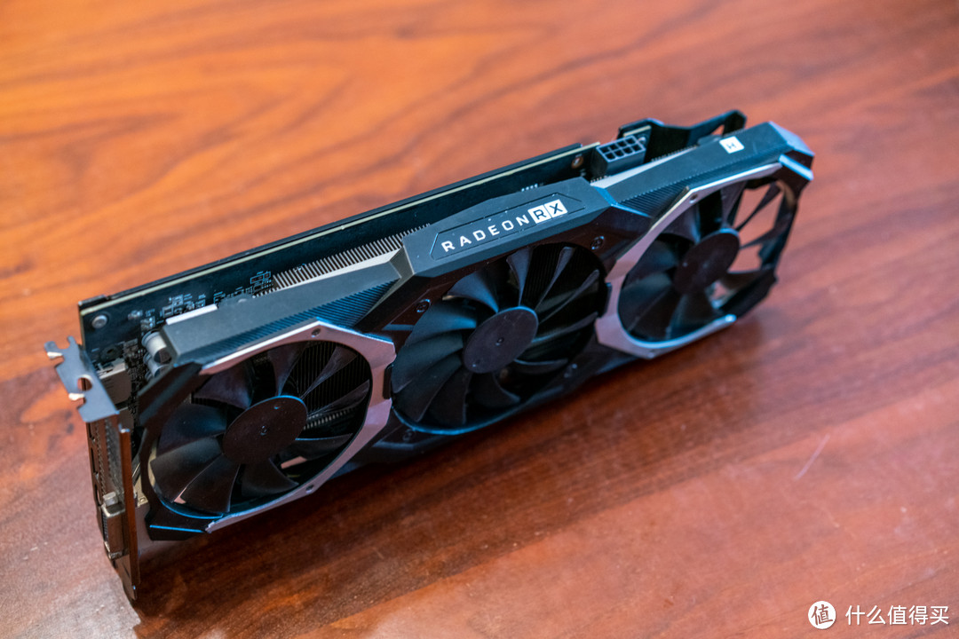 顶上RADEON RX这里是带呼吸灯的