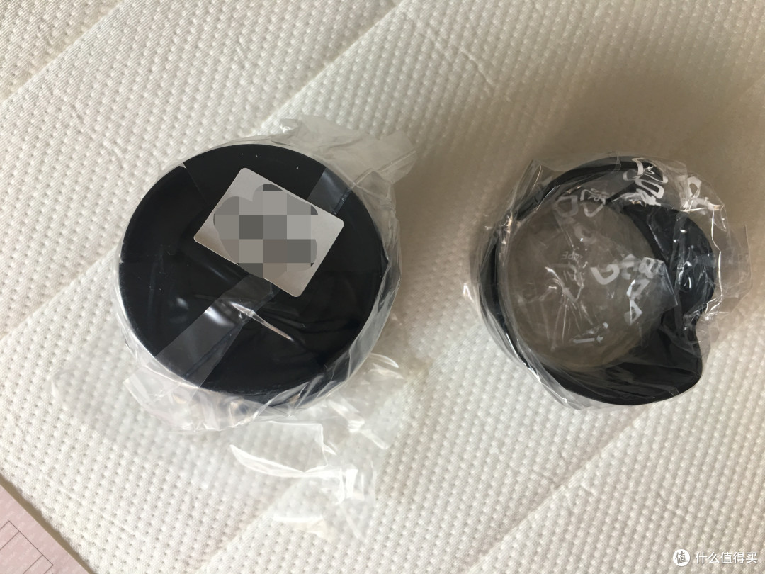 镜头和镜头遮光罩是分开包装的