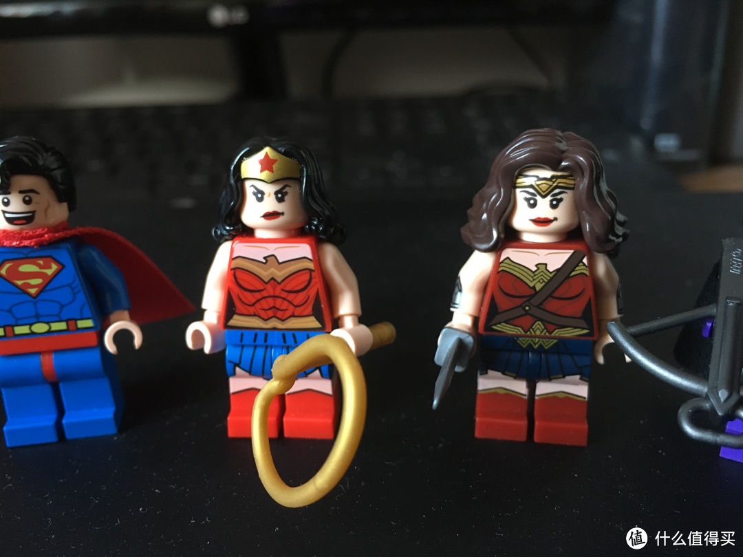 两个神奇女侠，武器和装扮都不同，71026的神奇女侠跟左边的比较像，多了个裙子件。