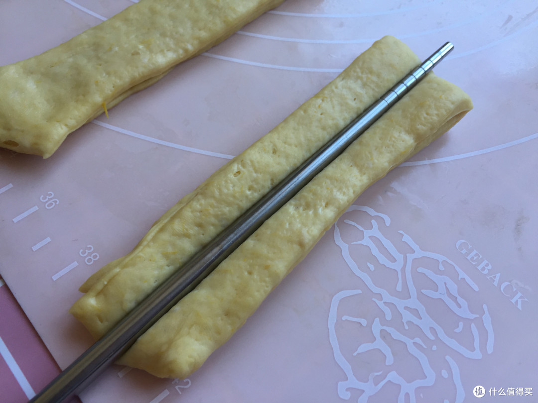 油条又有新做法,加了蔬菜更营养,金黄诱人外酥里嫩,全家抢着吃
