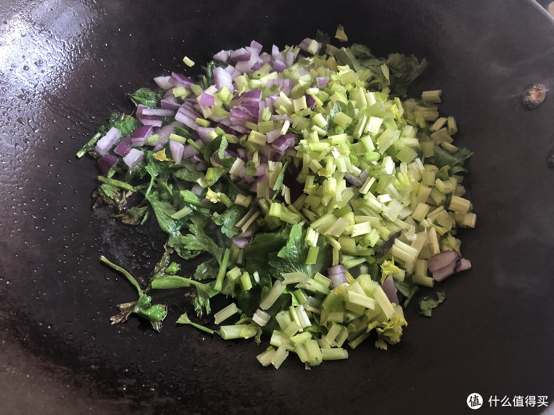 用冰箱剩余食材做了一道焖饭，颗粒饱满有嚼劲，营养丰富，收藏！